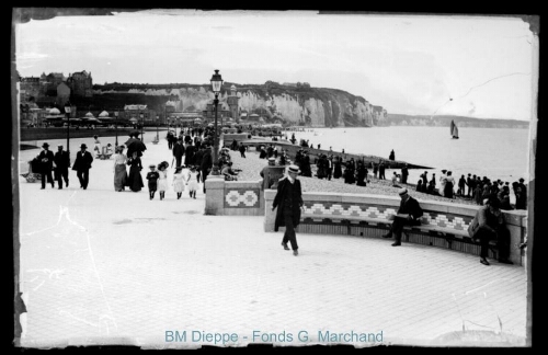 Plage (vue de la promenade sur la)