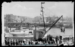 Chargement ou déchargement d'un navire, quai Henri IV (vue du)