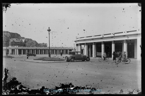 Arcades du casino avec le garage Meyer. Les villas du bas-fort blanc (vue des)