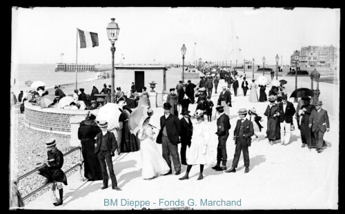 Foule boulevard maritime et jetée ouest (vue de la)