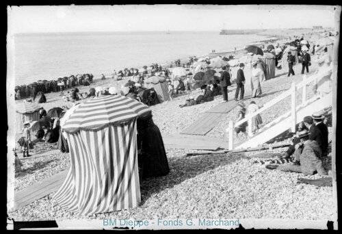 Foule sur la plage avec parasols et jetée ouest (vue de la)