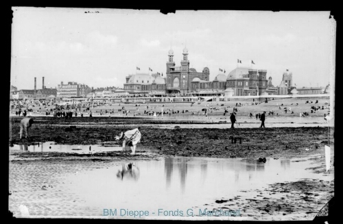 Casino, prise de la plage à marée basse (vue d'ensemble du)