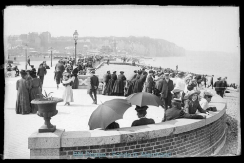 Foule sur boulevard maritime (vue de la)