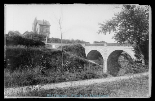 Pont et une villa (vue du)