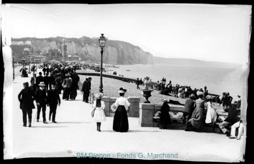 Foule boulevard maritime, sur galets et vue du Casino (vue de la)