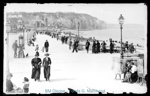 Foule sur boulevard maritime et casino (vue de la)