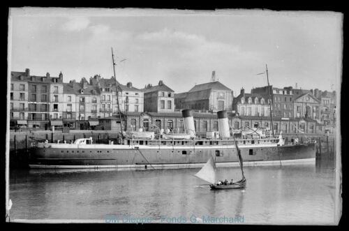 « Paris » à quai devant la gare maritime (vue du steamer)