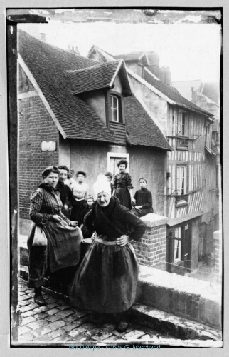 Femmes rue Quiquengrogne (vue de)