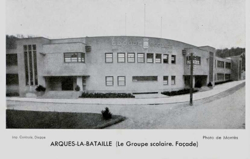 ARQUES-la-BATAILLE (Le Groupe scolaire. Façade)