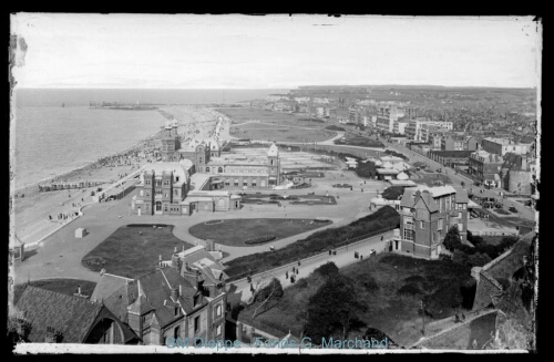 Pelouse et plage (vue générale de la)