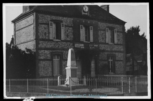 Monument et Mairie (vue d'un)