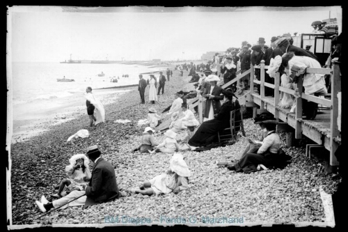 Foule sur la plage et jetée ouest (vue de la)