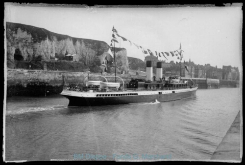 Paquebot entrant, prise du quai du Hable (vue d'un)