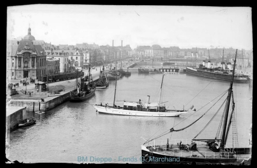 Bérigny, navire entrant (vue du bassin)