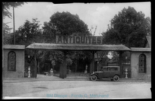 « Chez Aristide Antiquités » (vue du portail)