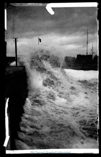 Jetée ouest, un jour de tempête (vue de la)