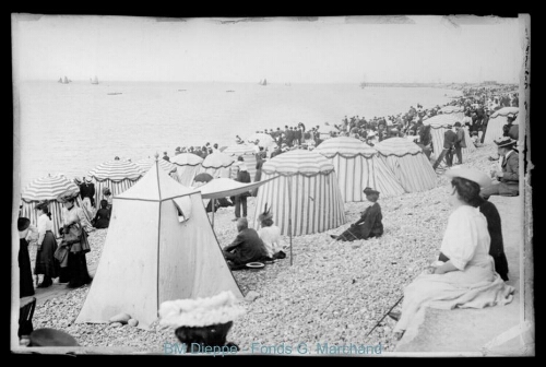 Foule sur les galets avec parasols et tentes (vue de la)