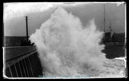 Jetée ouest, un jour de tempête (vue de la)