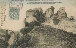 ARQUES-LA-BATAILLE- Ruines du Château Le château comprenait une enceinte bastionnée flanquée de quatre tours destinée à le protéger des attaques du plateau nord.