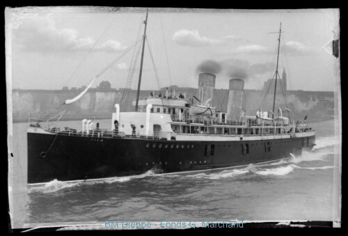 « Paris » sortant dans les jetées (vue du steamer)