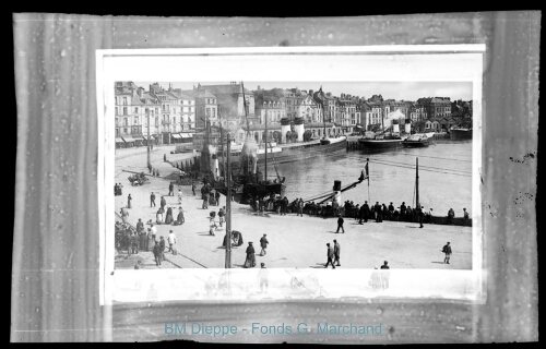 Quai Henri IV avec steamers et foule (vue du)