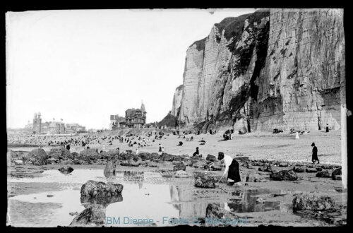 Pêcheuse, falaise du Bas-Fort blanc, casino et rue Alexandre Dumas (vue d'une)