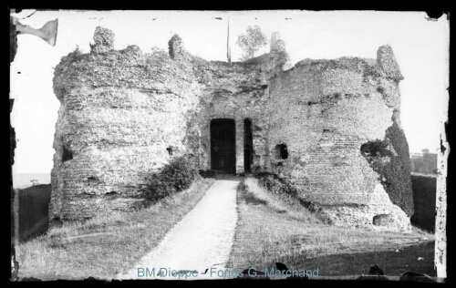 Château avec deux tours (vue de l'entrée du)