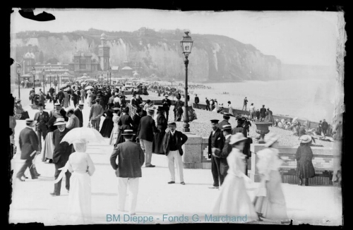 Foule sur boulevard maritime, casino et falaises (vue de la)