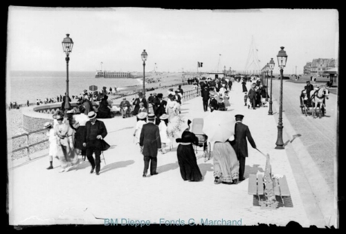 Foule sur boulevard maritime. Au fond Château (vue de la)