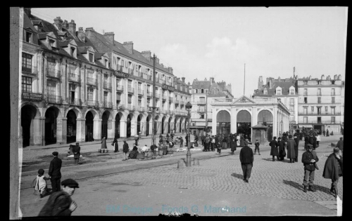 Poissonnerie de détail, arcades et café Suisse (vue de la)