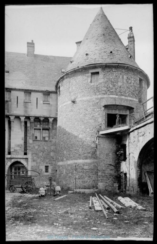 Château, l'entrée prise par tour Saint-Remy (vue du)