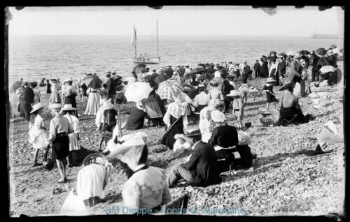 Foule sur galets, jetée ouest et barque (vue de la)