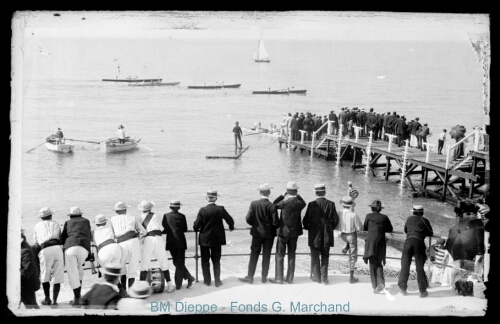 Foule sur estacade, canoës et barques (vue de la)