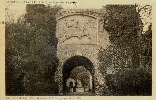 ARQUES-la-BATAILLE (S.-Inf.) - Cour des Seigneurs. Bas relief d'Henri IV, vainqueur à Arques septembre 1589