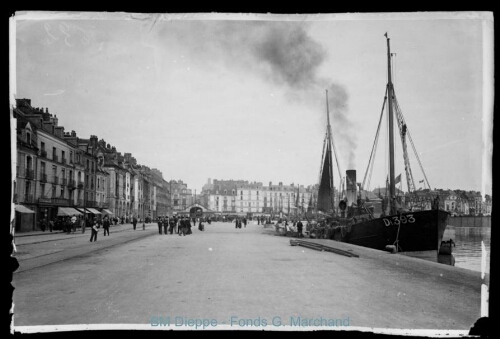 Quai Duquesne, d'un chalutier et de la poissonnerie (vue du)