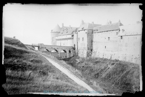 Château, prise du chemin de la citadelle (vue du)