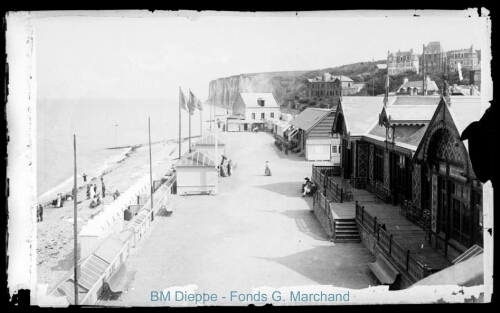 Plage, falaises, commerces et villas (vue de la)