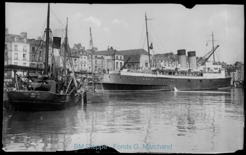 Port, quai Henri IV, steamer (vue du)
