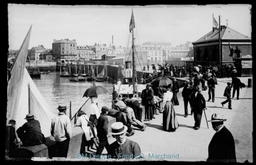 Foule, sur le quai Duquesne (vue de la)