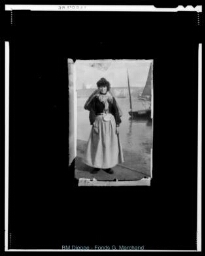 Femme sur le port (vue d'une)
