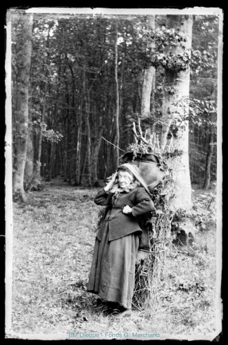 Forêt,  avec une vieille femme (vue de la)