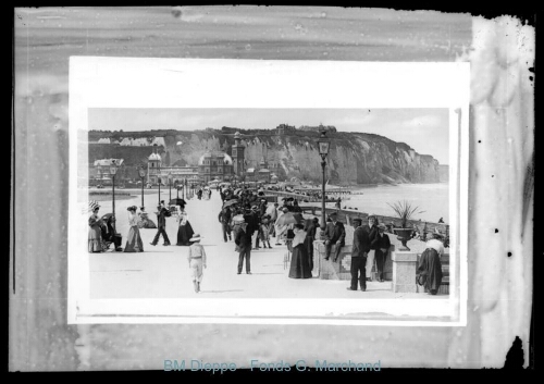 Casino, et foule sur boulevard maritime (vue du)