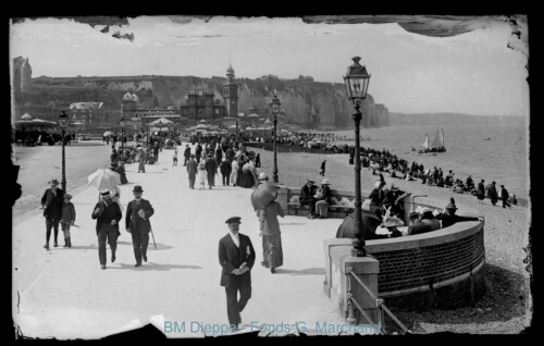 Foule , casino et estacade (vue de la)