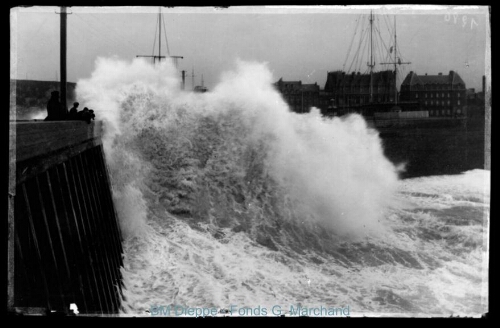 Jetée ouest, un jour de tempête (vue de la)