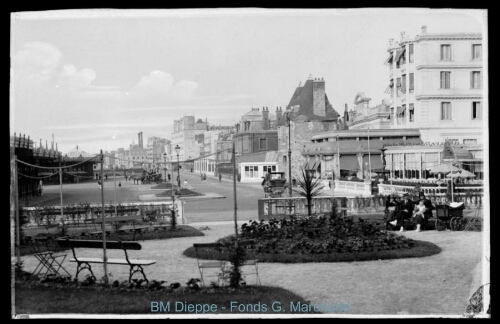 Verdun, tourelles, « Régina Palace », prise du square du Canada (vue du boulevard de)