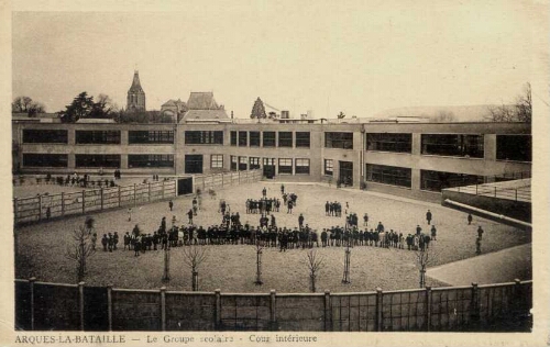 ARQUES-la-BATAILLE – Le Groupe scolaire – Cour intérieur