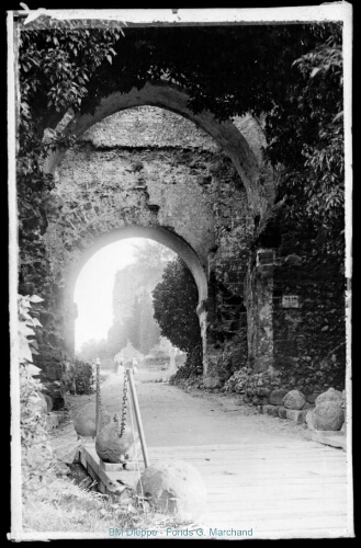 Porche de l'entrée du Château (vue du)