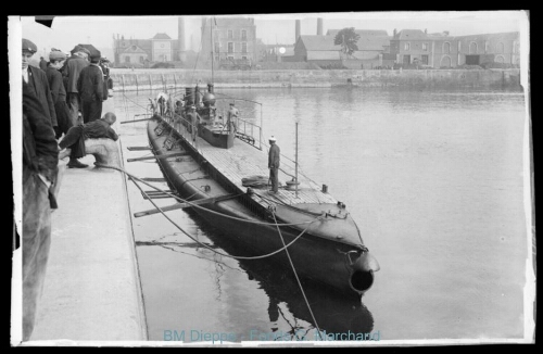 Sous-marin en escale en 1910 (vue d'un)