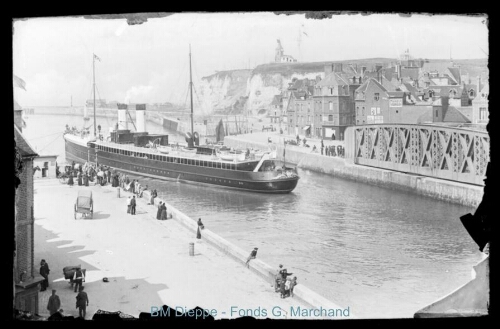 Steamer sortant par pont Colbert (vue d'un)