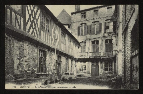 Le Château – Cour intérieure